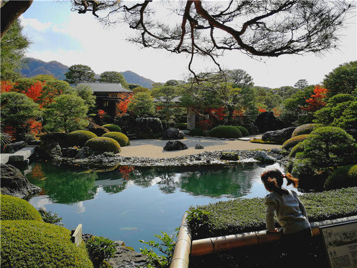 徐偉林  照片主題為“思”小女孩以湖為鏡在思考，為什么日本的園林能做的這么精細？主要原因是日本人在對工作的態度與工作的熱情度。.jpg